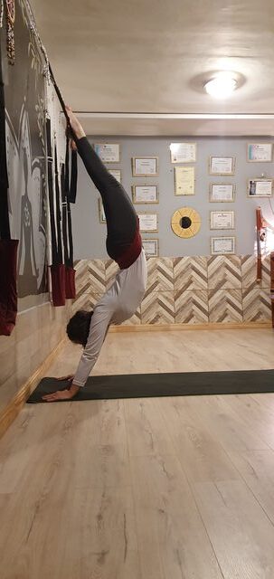 Práctica de yoga en el estudio Atma Siddhi, postura avanzada