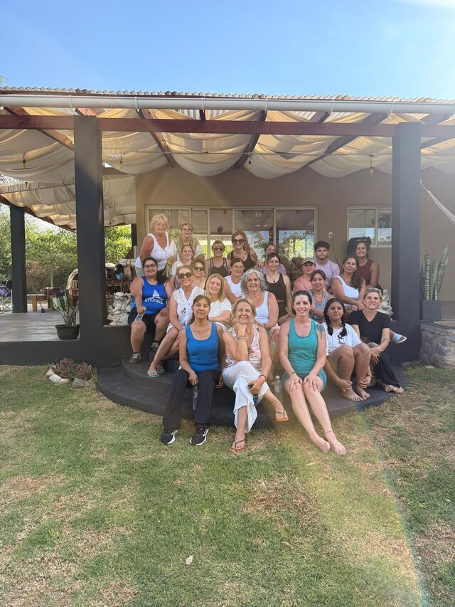 Grupo de personas en encuentro consciente al exterior — Atma Siddhi