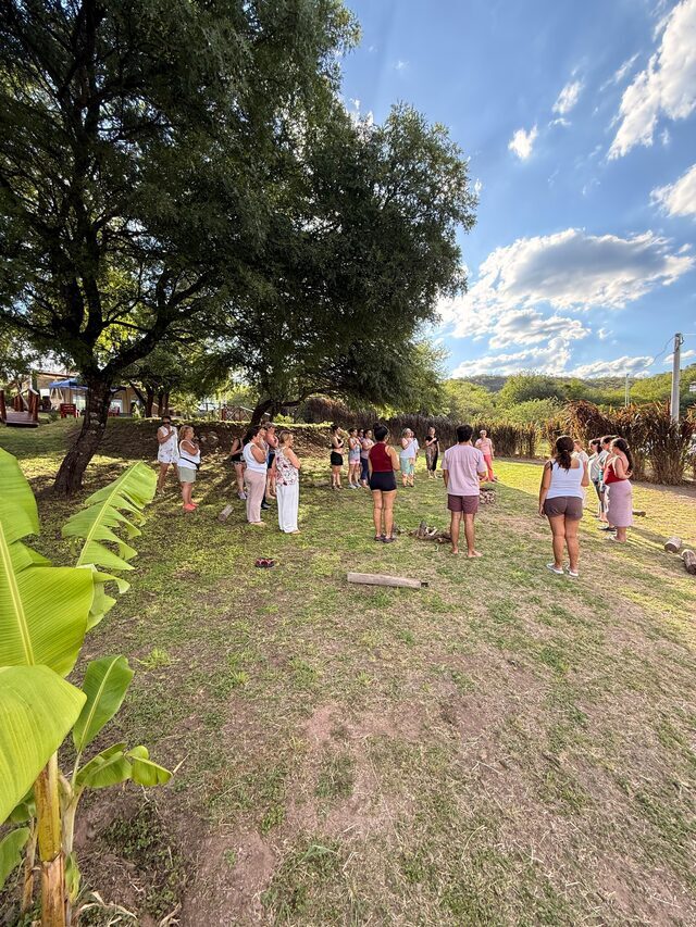 Círculo de meditación en jardín al atardecer — Atma Siddhi