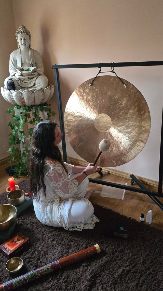 Jesica Tania Ruda en práctica de gong sound healing junto a estatua de Buddha — Atma Siddhi
