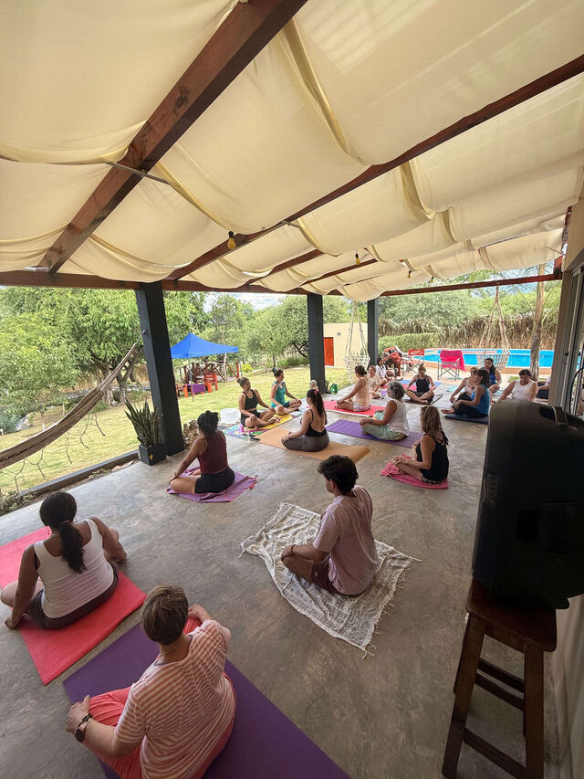 Grupo de yoga al aire libre — meditaciones Atma Siddhi