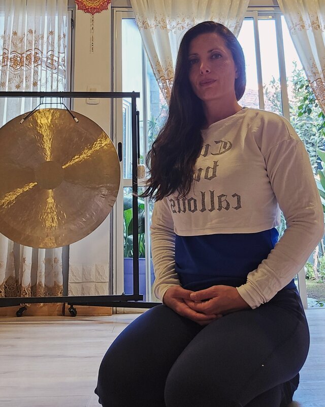 Jesica Tania Ruda con su gong — fundadora de Atma Siddhi